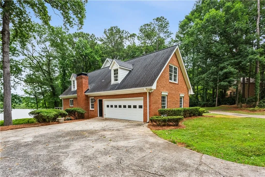 Kitchen level, side entry garage