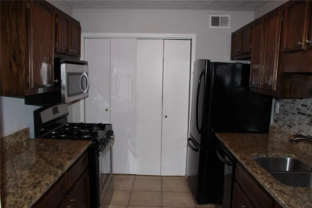 1008 Vicksburg Place, Sandy Springs, Georgia 30350, 2 Bedrooms Bedrooms, ,2 BathroomsBathrooms,Residential,Sold,1008 Vicksburg Place,5758644