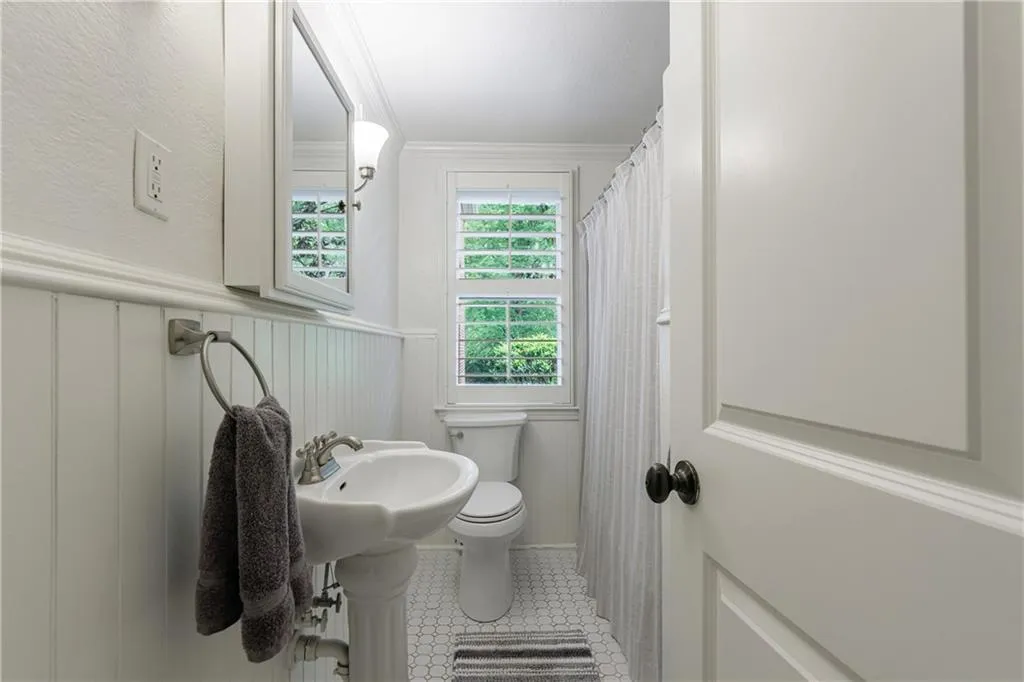 Full hall bath