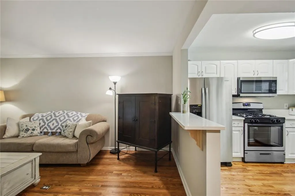 5400 Roswell Road Unit F2, Sandy Springs, Georgia 30342, 1 Bedroom Bedrooms, ,1 BathroomBathrooms,Residential,Sold,5400 Roswell Road Unit F2,7095173