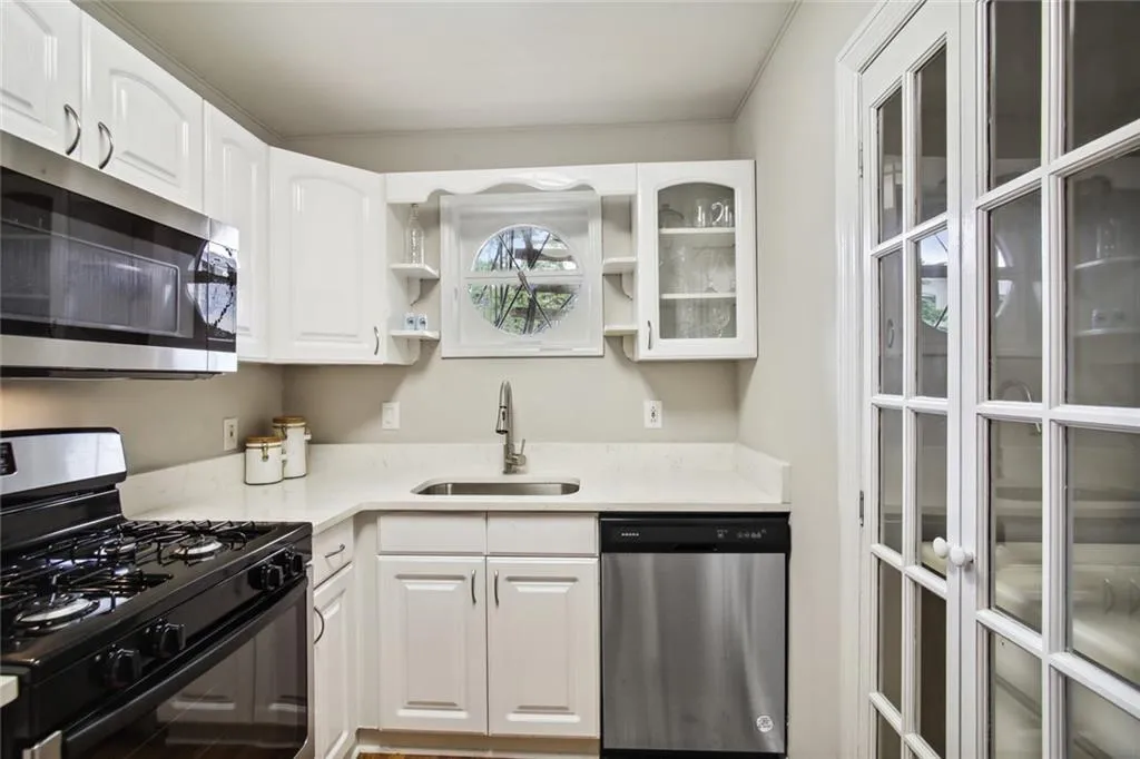 5400 Roswell Road Unit F2, Sandy Springs, Georgia 30342, 1 Bedroom Bedrooms, ,1 BathroomBathrooms,Residential,Sold,5400 Roswell Road Unit F2,7095173