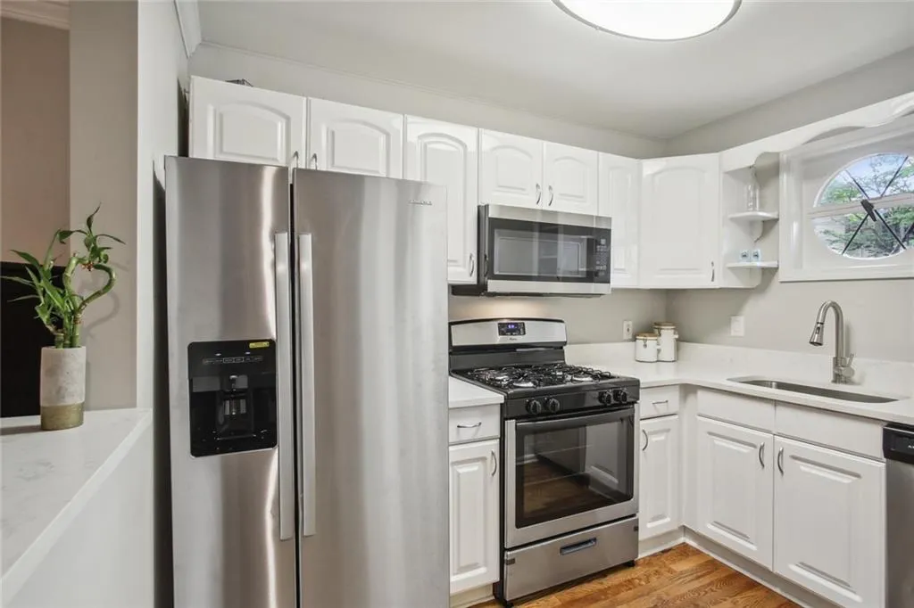 5400 Roswell Road Unit F2, Sandy Springs, Georgia 30342, 1 Bedroom Bedrooms, ,1 BathroomBathrooms,Residential,Sold,5400 Roswell Road Unit F2,7095173