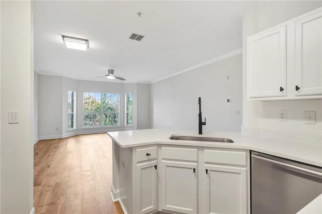 5641 Roswell Road Unit 101, Atlanta, Georgia 30342, 1 Bedroom Bedrooms, ,1 BathroomBathrooms,Residential,Sold,5641 Roswell Road Unit 101,7426254