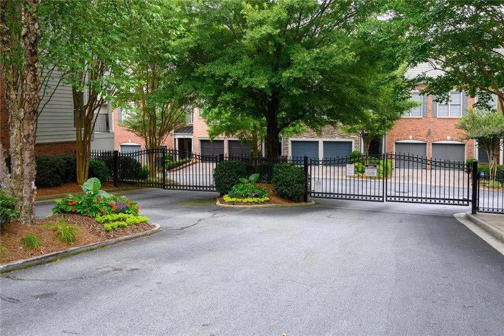 242 Meeting Lane, Sandy Springs, Georgia 30342, 4 Bedrooms Bedrooms, ,3 BathroomsBathrooms,Residential,Sold,242 Meeting Lane,6744638