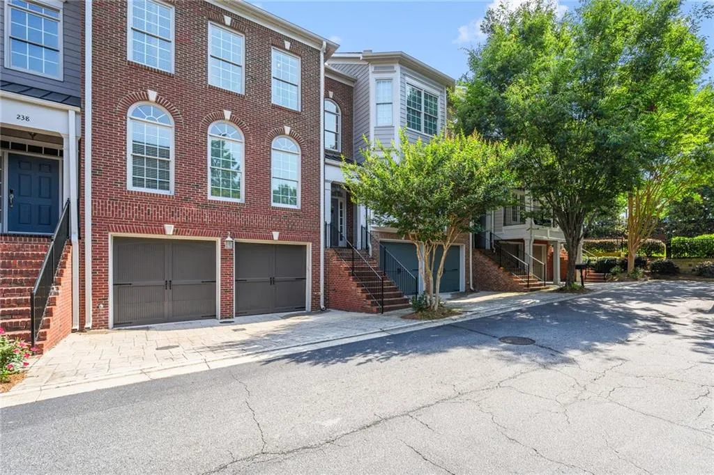 242 Meeting Lane, Sandy Springs, Georgia 30342, 4 Bedrooms Bedrooms, ,3 BathroomsBathrooms,Residential,Sold,242 Meeting Lane,6744638