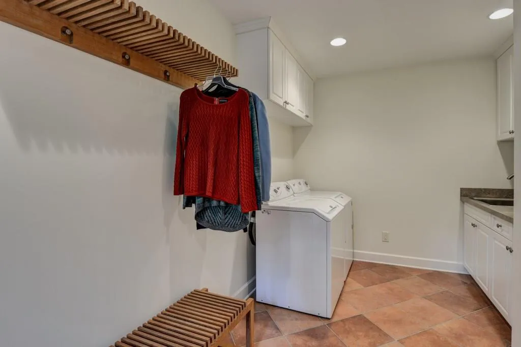 365 Forest Hills Drive, Atlanta, Georgia 30342, 3 Bedrooms Bedrooms, ,2 BathroomsBathrooms,Residential,Sold,365 Forest Hills Drive,5771928