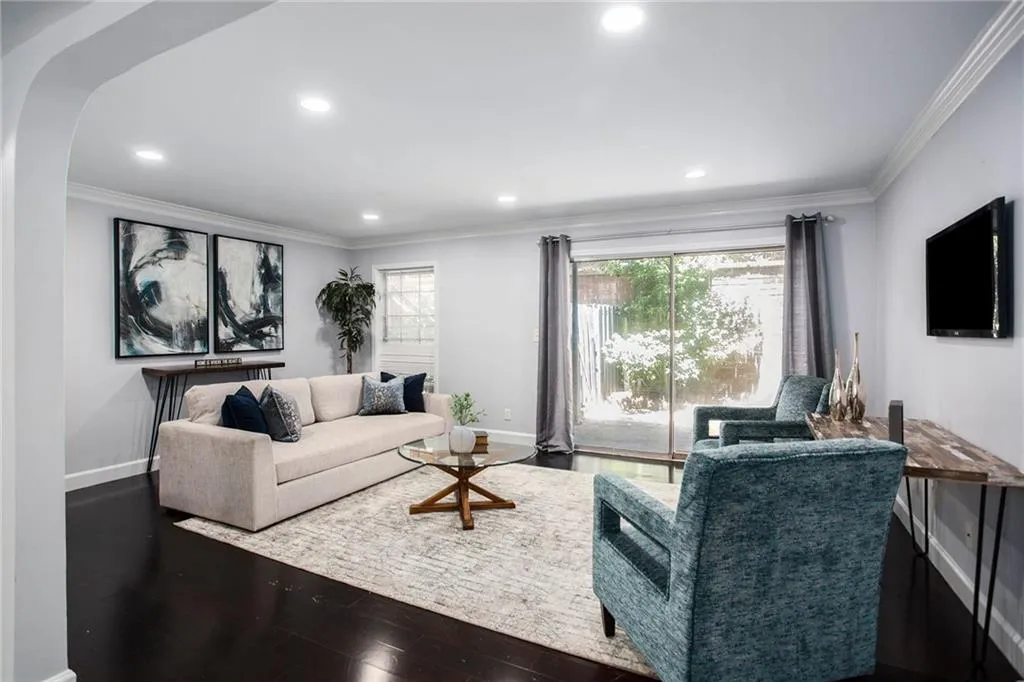 6851 Roswell Road Unit J1, Sandy Springs, Georgia 30328, 2 Bedrooms Bedrooms, ,2 BathroomsBathrooms,Residential,Sold,6851 Roswell Road Unit J1,7071804