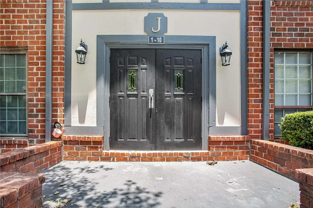 6851 Roswell Road Unit J1, Sandy Springs, Georgia 30328, 2 Bedrooms Bedrooms, ,2 BathroomsBathrooms,Residential,Sold,6851 Roswell Road Unit J1,7071804