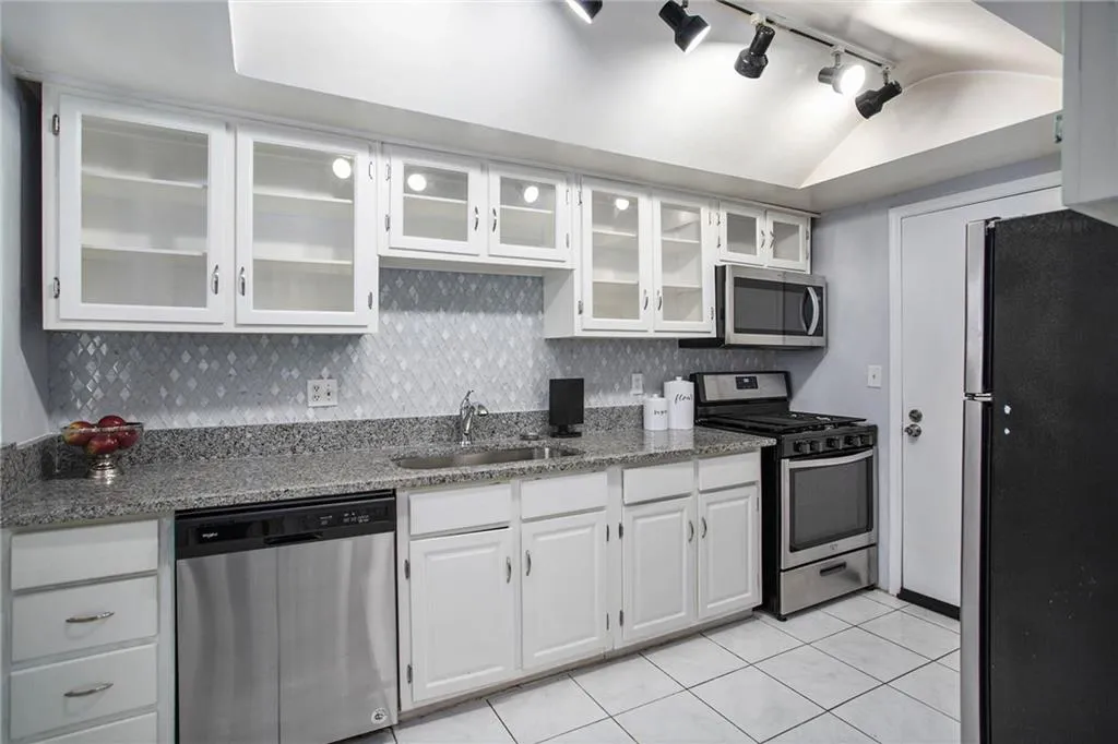 6851 Roswell Road Unit J1, Sandy Springs, Georgia 30328, 2 Bedrooms Bedrooms, ,2 BathroomsBathrooms,Residential,Sold,6851 Roswell Road Unit J1,7071804