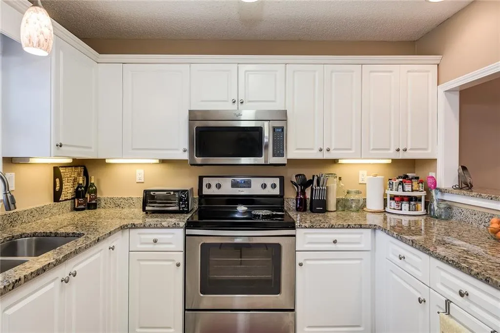 703 Bainbridge Drive, Sandy Springs, Georgia 30327, 2 Bedrooms Bedrooms, ,2 BathroomsBathrooms,Residential,Sold,703 Bainbridge Drive,6862661