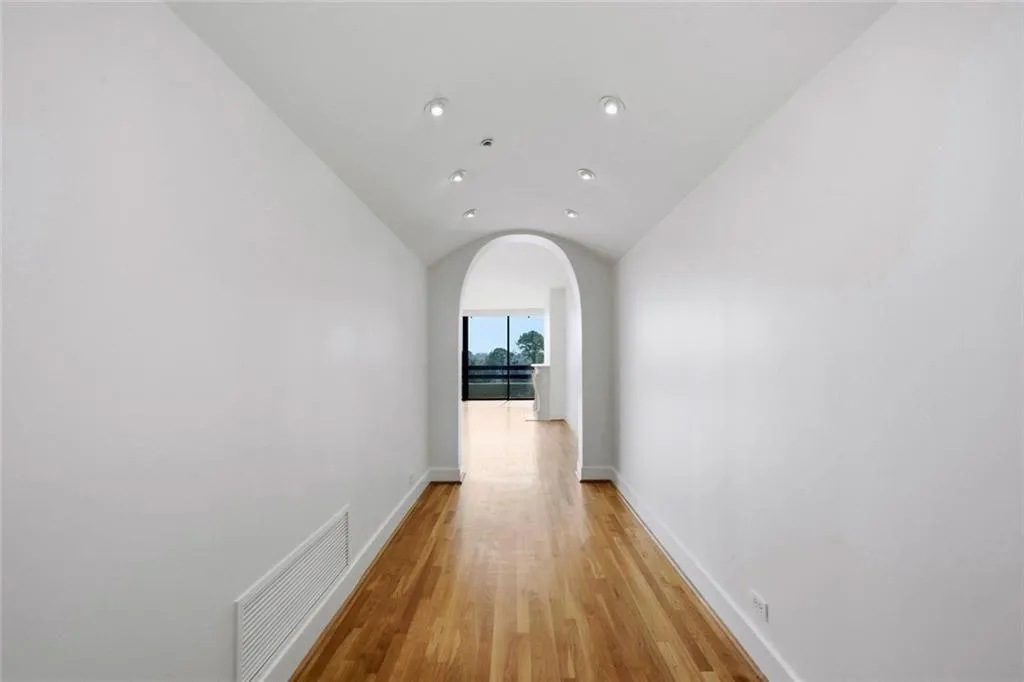 2660 Peachtree Road Nw Unit 9g, Atlanta, Georgia 30305, 2 Bedrooms Bedrooms, 0 ,2 BathroomsBathrooms,Residential,For Sale,2660 Peachtree Road Nw Unit 9g,7738641