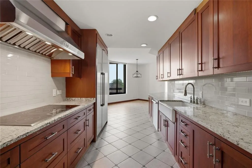 2660 Peachtree Road Nw Unit 9g, Atlanta, Georgia 30305, 2 Bedrooms Bedrooms, 0 ,2 BathroomsBathrooms,Residential,For Sale,2660 Peachtree Road Nw Unit 9g,7738641