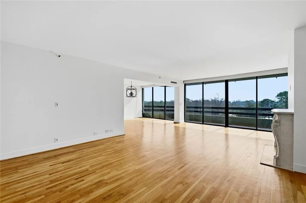 2660 Peachtree Road Nw Unit 9g, Atlanta, Georgia 30305, 2 Bedrooms Bedrooms, 0 ,2 BathroomsBathrooms,Residential,For Sale,2660 Peachtree Road Nw Unit 9g,7738641