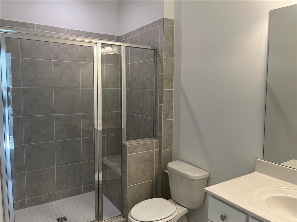The terrace bath offers a walk in shower with shower seat!