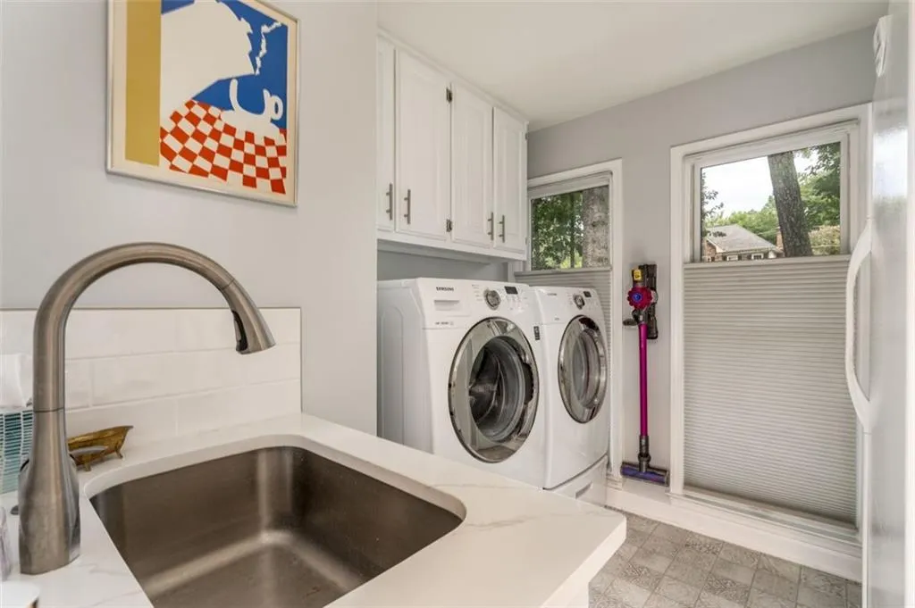 245 Glen Meadow Court, Atlanta, Georgia 30328, 5 Bedrooms Bedrooms, ,4 BathroomsBathrooms,Residential,Sold,245 Glen Meadow Court,6935658