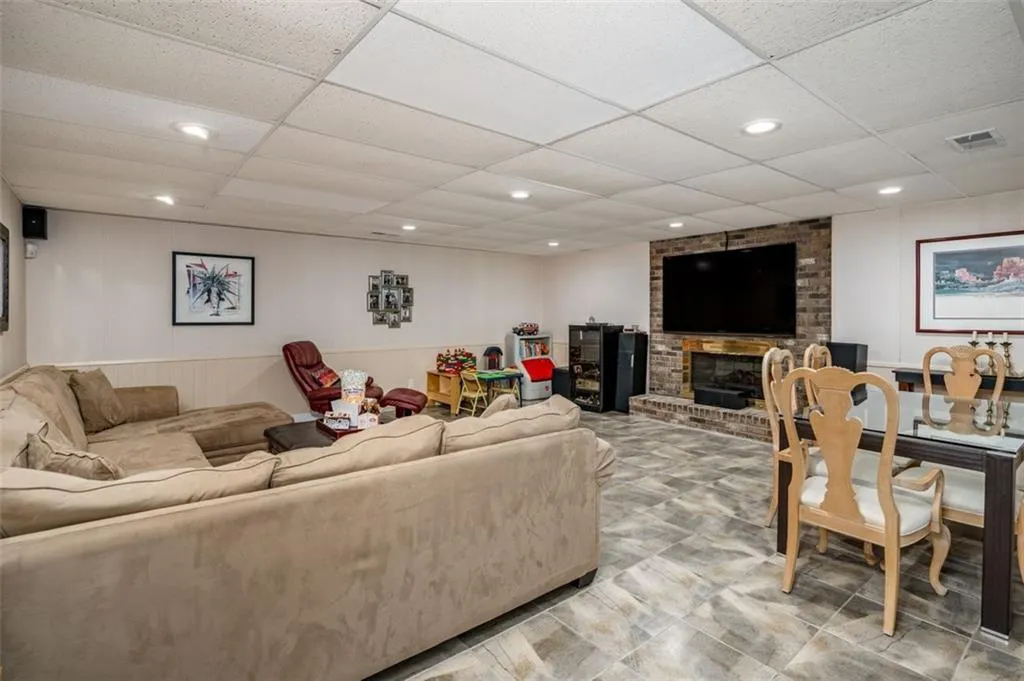 245 Glen Meadow Court, Atlanta, Georgia 30328, 5 Bedrooms Bedrooms, ,4 BathroomsBathrooms,Residential,Sold,245 Glen Meadow Court,6935658