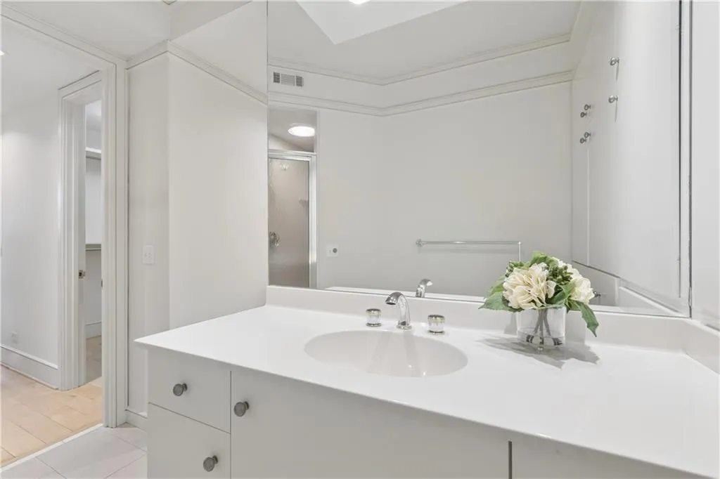 2660 Peachtree Road Nw Unit 36f, Atlanta, Georgia 30305, 2 Bedrooms Bedrooms, 0 ,2 BathroomsBathrooms,Residential,For Sale,2660 Peachtree Road Nw Unit 36f,7760044