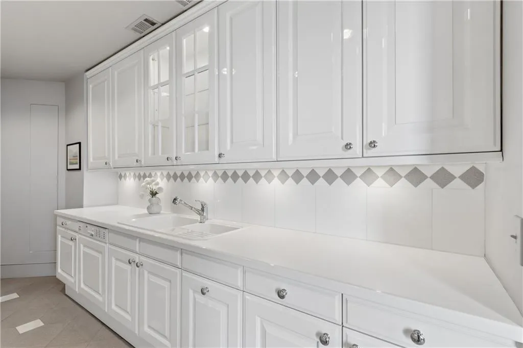 2660 Peachtree Road Nw Unit 36f, Atlanta, Georgia 30305, 2 Bedrooms Bedrooms, 0 ,2 BathroomsBathrooms,Residential,For Sale,2660 Peachtree Road Nw Unit 36f,7760044