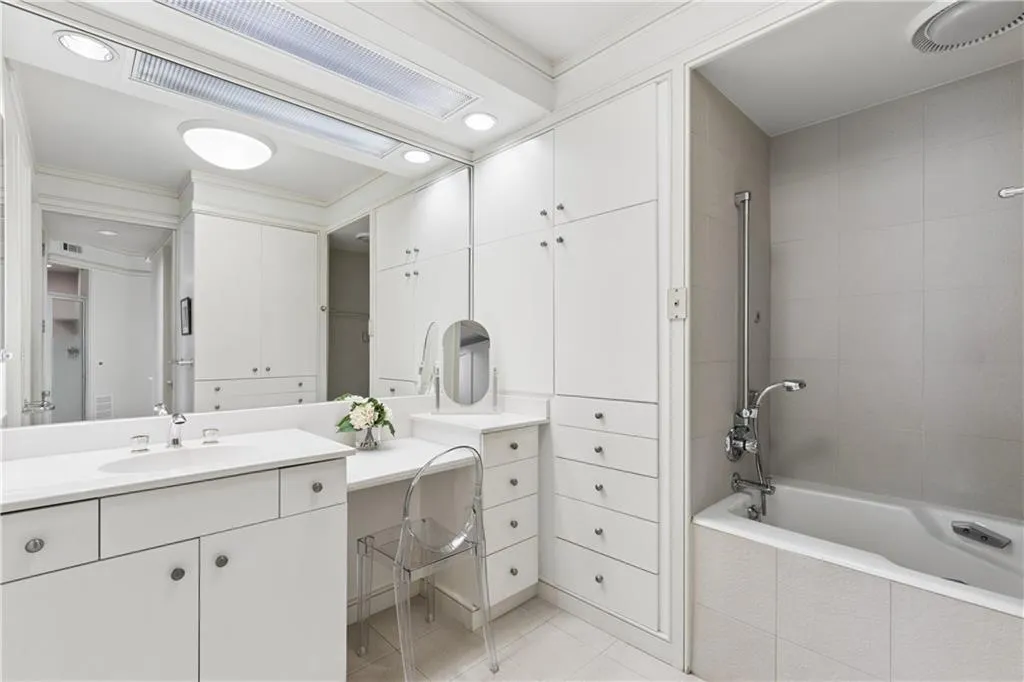 2660 Peachtree Road Nw Unit 36f, Atlanta, Georgia 30305, 2 Bedrooms Bedrooms, 0 ,2 BathroomsBathrooms,Residential,For Sale,2660 Peachtree Road Nw Unit 36f,7760044
