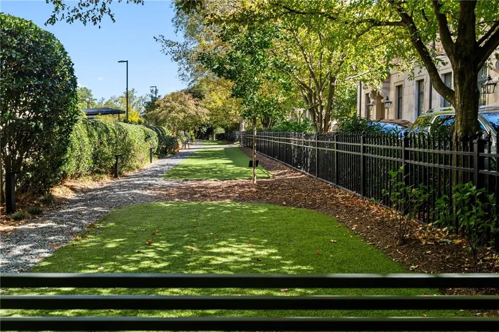 2660 Peachtree Road Nw Unit 36f, Atlanta, Georgia 30305, 2 Bedrooms Bedrooms, 0 ,2 BathroomsBathrooms,Residential,For Sale,2660 Peachtree Road Nw Unit 36f,7760044