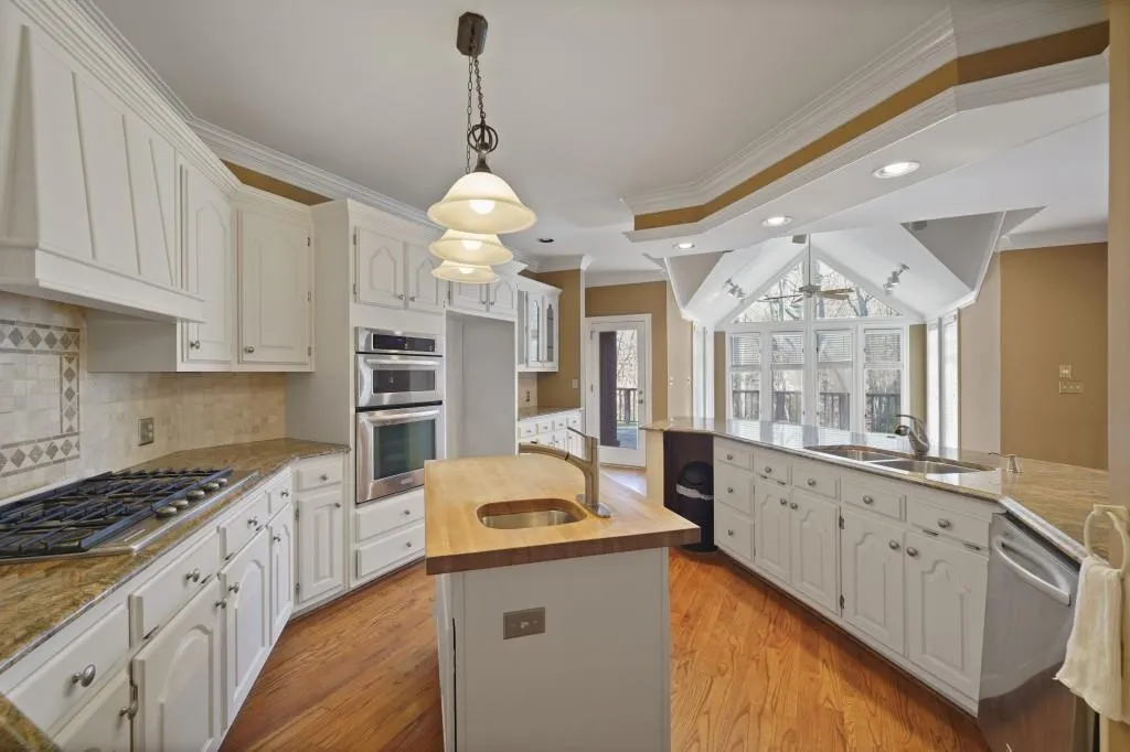 325 Yellowroot Lane, Sandy Springs, Georgia 30350, 5 Bedrooms Bedrooms, ,4 BathroomsBathrooms,Residential,Sold,325 Yellowroot Lane,7506921