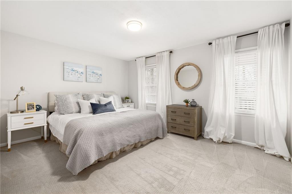 Secondary bedroom.