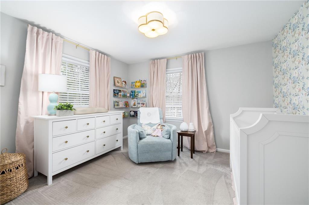 Secondary bedroom.