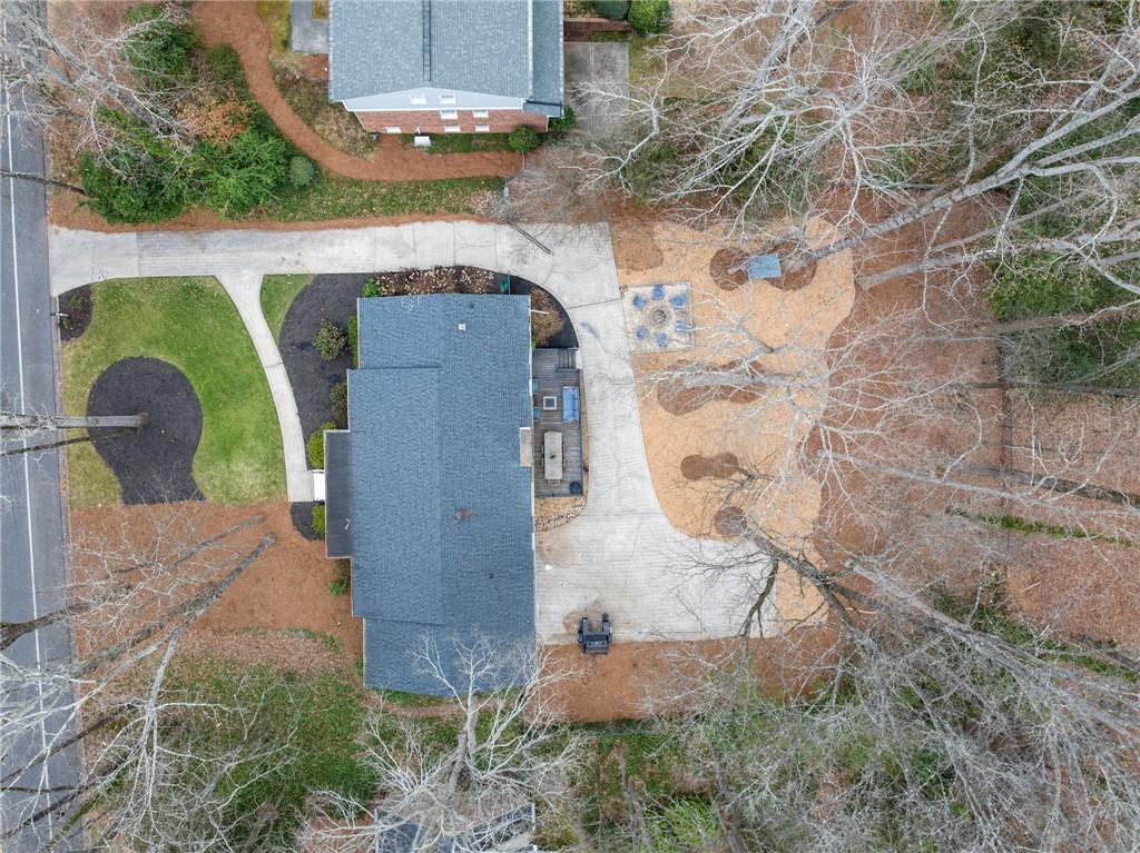 Conveniently located in sought-after Sandy Springs, this home offers easy access to top-rated schools, parks, shopping, dining, and major highways for seamless commuting. Don’t miss out on this opportunity!