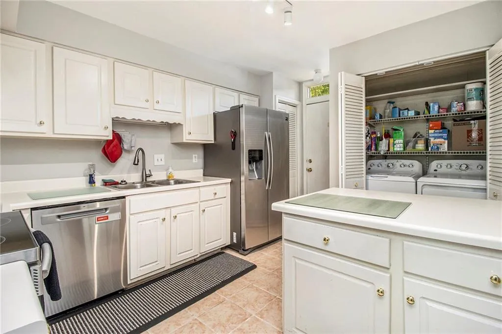 11 Forrest Place, Atlanta, Georgia 30328, 3 Bedrooms Bedrooms, ,3 BathroomsBathrooms,Residential,For Sale,11 Forrest Place,7565207