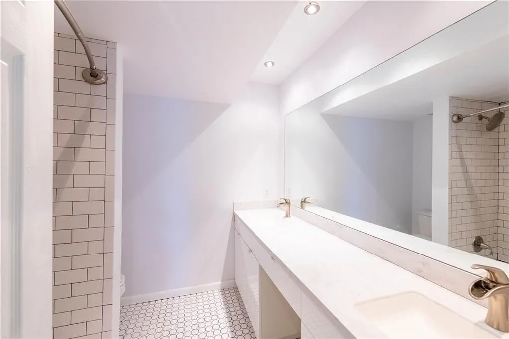 6851 Roswell Road Unit E-3, Sandy Springs, Georgia 30328, 3 Bedrooms Bedrooms, ,2 BathroomsBathrooms,Residential,Sold,6851 Roswell Road Unit E-3,6797448