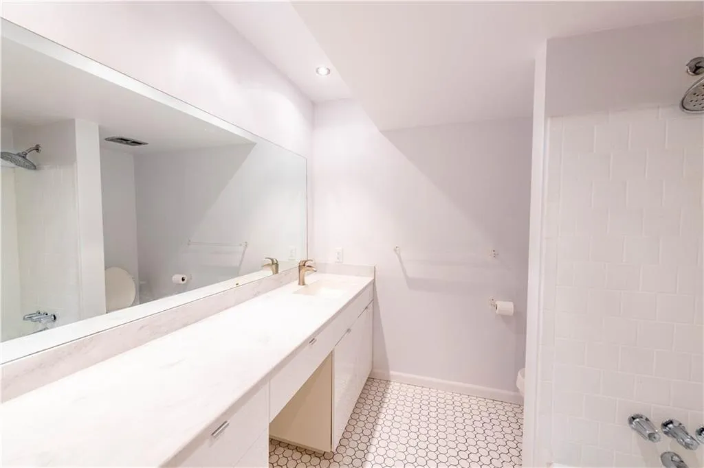 6851 Roswell Road Unit E-3, Sandy Springs, Georgia 30328, 3 Bedrooms Bedrooms, ,2 BathroomsBathrooms,Residential,Sold,6851 Roswell Road Unit E-3,6797448