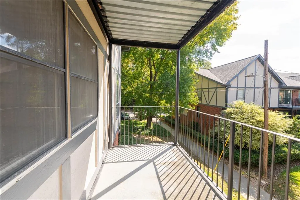 6851 Roswell Road Unit E-3, Sandy Springs, Georgia 30328, 3 Bedrooms Bedrooms, ,2 BathroomsBathrooms,Residential,Sold,6851 Roswell Road Unit E-3,6797448