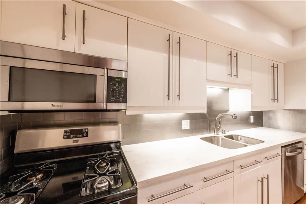 6851 Roswell Road Unit E-3, Sandy Springs, Georgia 30328, 3 Bedrooms Bedrooms, ,2 BathroomsBathrooms,Residential,Sold,6851 Roswell Road Unit E-3,6797448