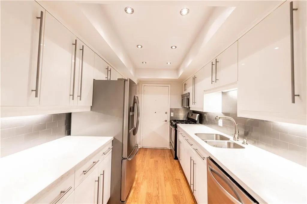 6851 Roswell Road Unit E-3, Sandy Springs, Georgia 30328, 3 Bedrooms Bedrooms, ,2 BathroomsBathrooms,Residential,Sold,6851 Roswell Road Unit E-3,6797448