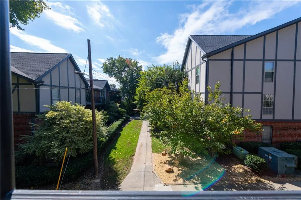 6851 Roswell Road Unit E-3, Sandy Springs, Georgia 30328, 3 Bedrooms Bedrooms, ,2 BathroomsBathrooms,Residential,Sold,6851 Roswell Road Unit E-3,6797448