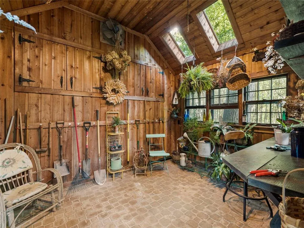 1050 E Club Lane Ne, Atlanta, Georgia 30319, 4 Bedrooms Bedrooms, ,4 BathroomsBathrooms,Residential,For Sale,1050 E Club Lane Ne,7549506