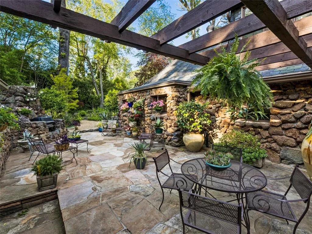 1050 E Club Lane Ne, Atlanta, Georgia 30319, 4 Bedrooms Bedrooms, ,4 BathroomsBathrooms,Residential,For Sale,1050 E Club Lane Ne,7549506