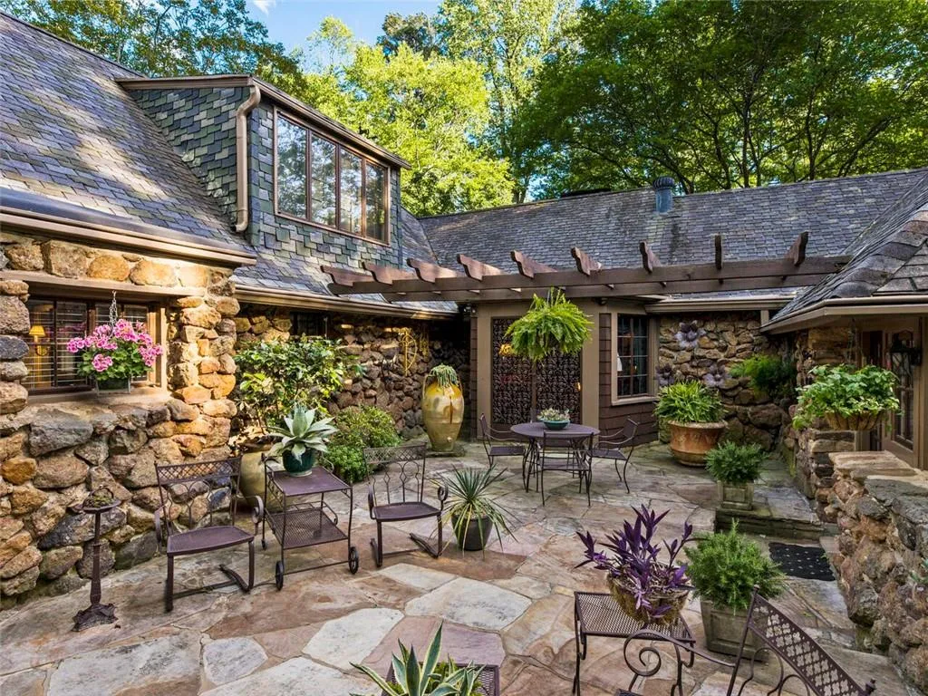 1050 E Club Lane Ne, Atlanta, Georgia 30319, 4 Bedrooms Bedrooms, ,4 BathroomsBathrooms,Residential,For Sale,1050 E Club Lane Ne,7549506