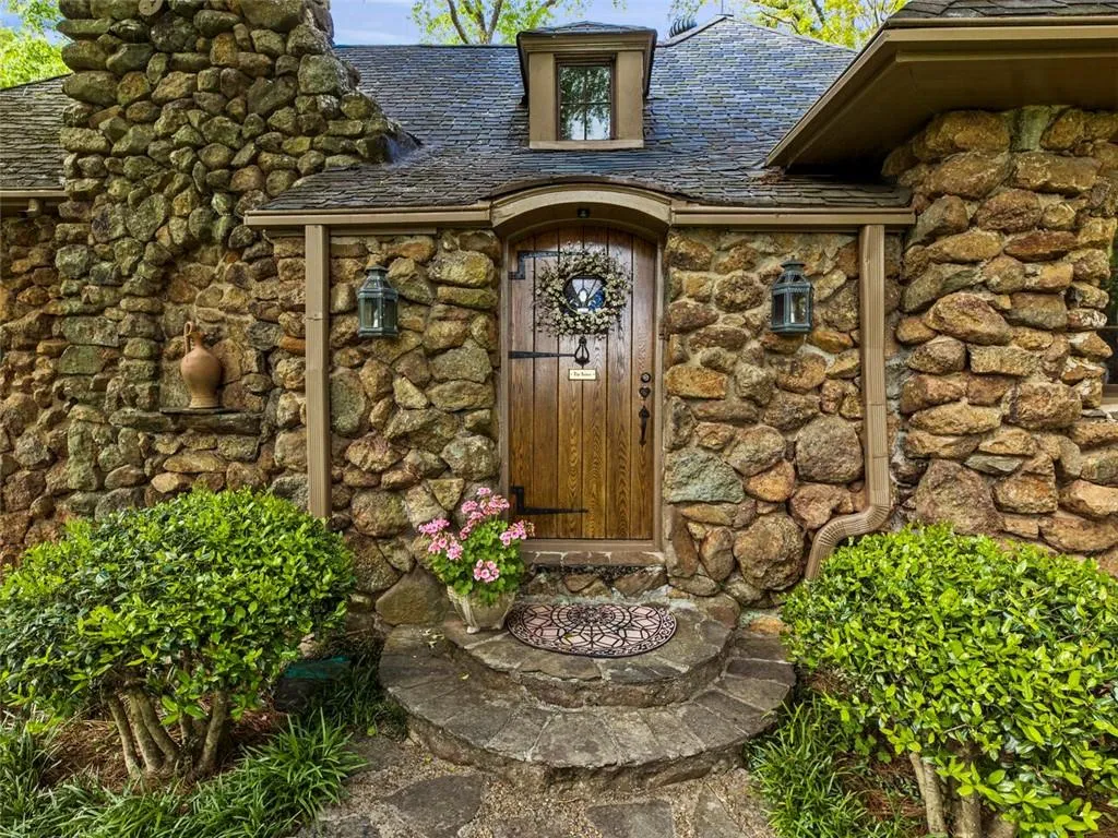 1050 E Club Lane Ne, Atlanta, Georgia 30319, 4 Bedrooms Bedrooms, ,4 BathroomsBathrooms,Residential,For Sale,1050 E Club Lane Ne,7549506
