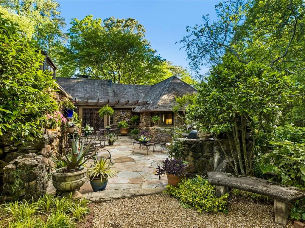 1050 E Club Lane Ne, Atlanta, Georgia 30319, 4 Bedrooms Bedrooms, ,4 BathroomsBathrooms,Residential,For Sale,1050 E Club Lane Ne,7549506