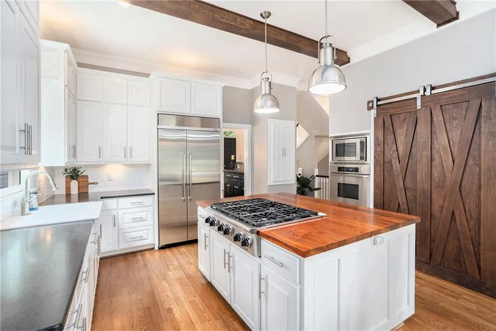 29 Greenland Trace, Atlanta, Georgia 30342, 3 Bedrooms Bedrooms, ,3 BathroomsBathrooms,Residential,For Sale,29 Greenland Trace,7617955