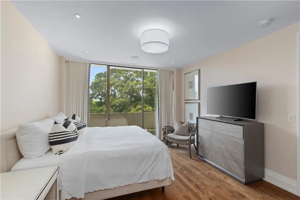 2575 Peachtree Road Ne Unit 9-g, Atlanta, Georgia 30305, 2 Bedrooms Bedrooms, ,2 BathroomsBathrooms,Residential,For Sale,2575 Peachtree Road Ne Unit 9-g,7646075