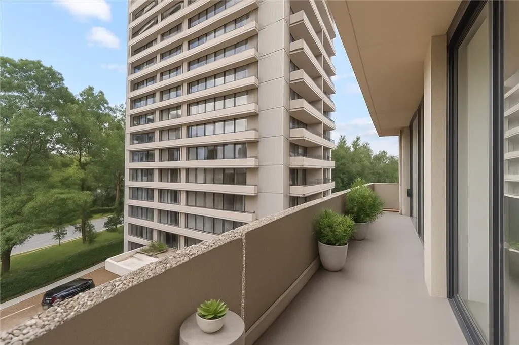 2575 Peachtree Road Ne Unit 9-g, Atlanta, Georgia 30305, 2 Bedrooms Bedrooms, ,2 BathroomsBathrooms,Residential,For Sale,2575 Peachtree Road Ne Unit 9-g,7646075