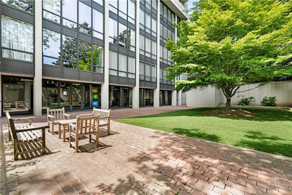 2575 Peachtree Road Ne Unit 9-g, Atlanta, Georgia 30305, 2 Bedrooms Bedrooms, ,2 BathroomsBathrooms,Residential,For Sale,2575 Peachtree Road Ne Unit 9-g,7646075