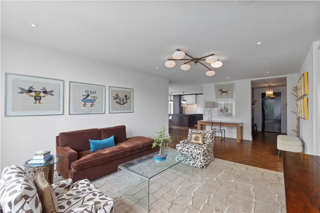 2575 Peachtree Road Ne Unit 9-g, Atlanta, Georgia 30305, 2 Bedrooms Bedrooms, ,2 BathroomsBathrooms,Residential,For Sale,2575 Peachtree Road Ne Unit 9-g,7646075