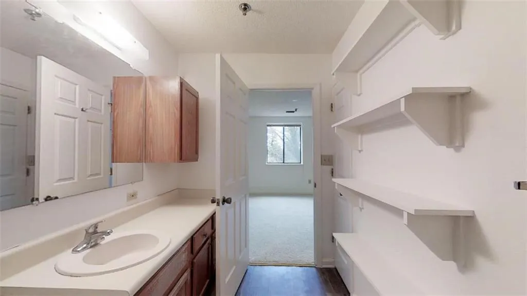 300 Johnson Ferry Road Ne Unit A301, Sandy Springs, Georgia 30328, 1 Bedroom Bedrooms, ,1 BathroomBathrooms,Residential,Sold,300 Johnson Ferry Road Ne Unit A301,6507523