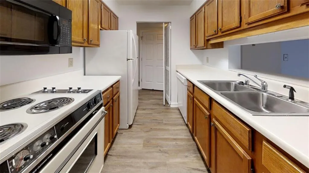 300 Johnson Ferry Road Ne Unit A301, Sandy Springs, Georgia 30328, 1 Bedroom Bedrooms, ,1 BathroomBathrooms,Residential,Sold,300 Johnson Ferry Road Ne Unit A301,6507523