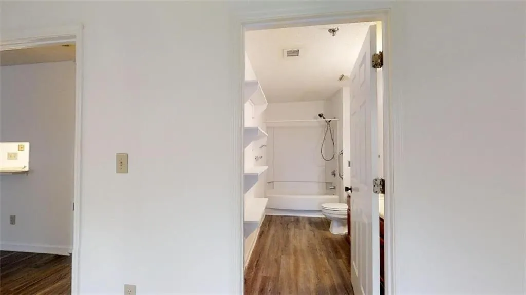 300 Johnson Ferry Road Ne Unit A301, Sandy Springs, Georgia 30328, 1 Bedroom Bedrooms, ,1 BathroomBathrooms,Residential,Sold,300 Johnson Ferry Road Ne Unit A301,6507523