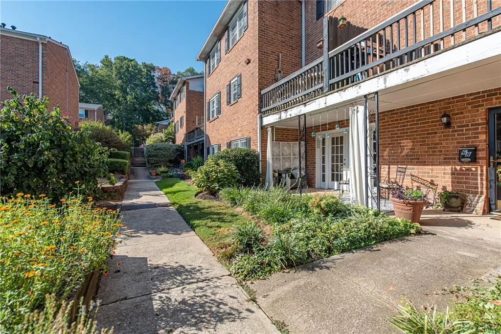 6520 Roswell Road Unit 68, Sandy Springs, Georgia 30328, 2 Bedrooms Bedrooms, ,2 BathroomsBathrooms,Residential,Sold,6520 Roswell Road Unit 68,6616033