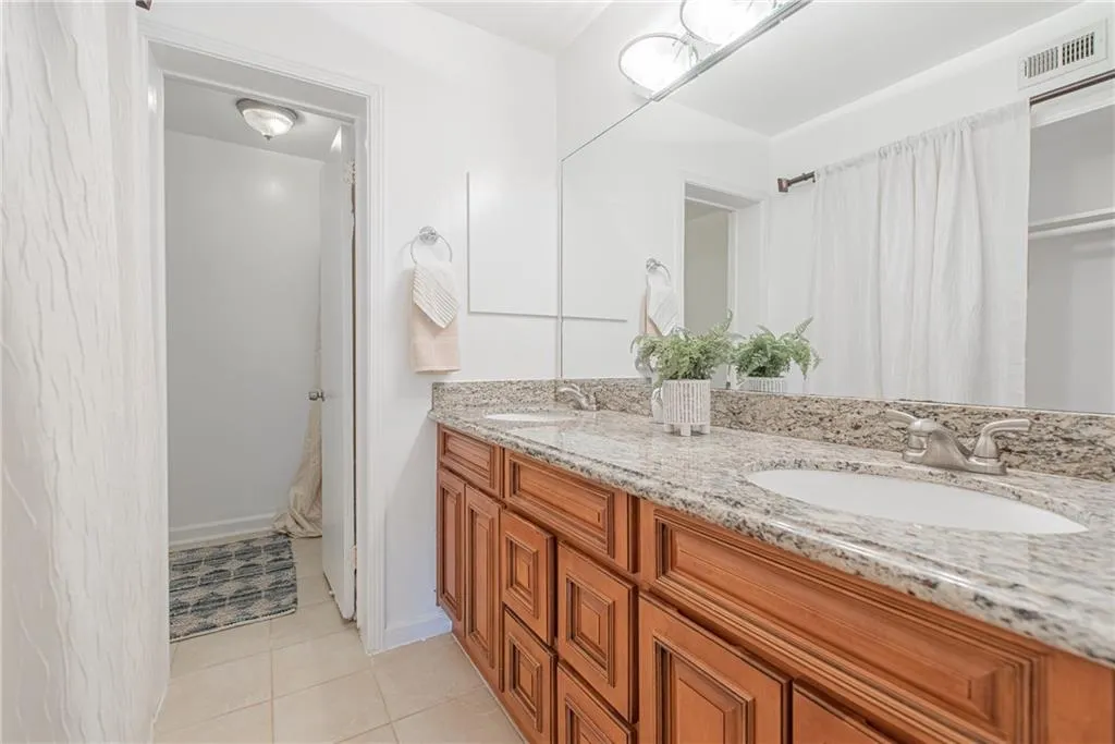 6520 Roswell Road Unit 68, Sandy Springs, Georgia 30328, 2 Bedrooms Bedrooms, ,2 BathroomsBathrooms,Residential,Sold,6520 Roswell Road Unit 68,6616033